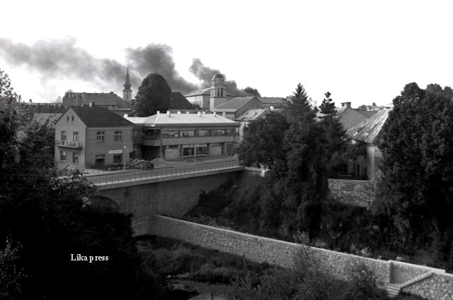 Popodnevni dim nakon prvih napada na Gospić/Foto arhiva Likapressa Gospić                                                                                                                                                                                 